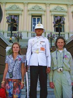 Вместе с королевской охраной.